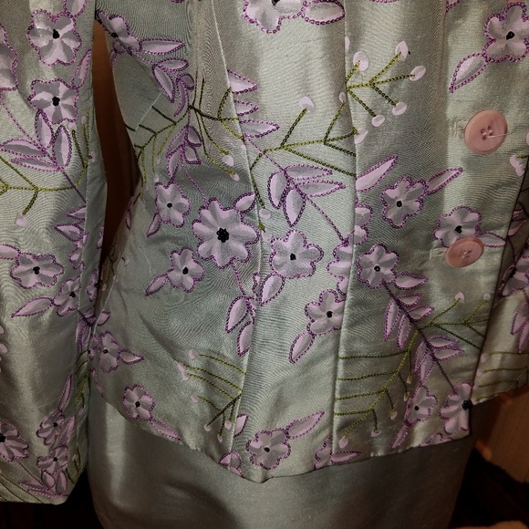Gorgeous beaded and embroidered Silk Suit - Picture 6 of 8